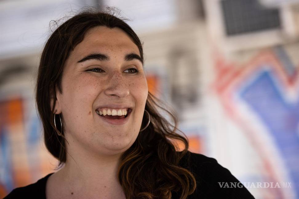$!La diputada chilena Emilia Schneider, la primera mujer trans en ser electa en la historia del país, sonríe en Santiago, Chile. EFE/Alberto Valdés