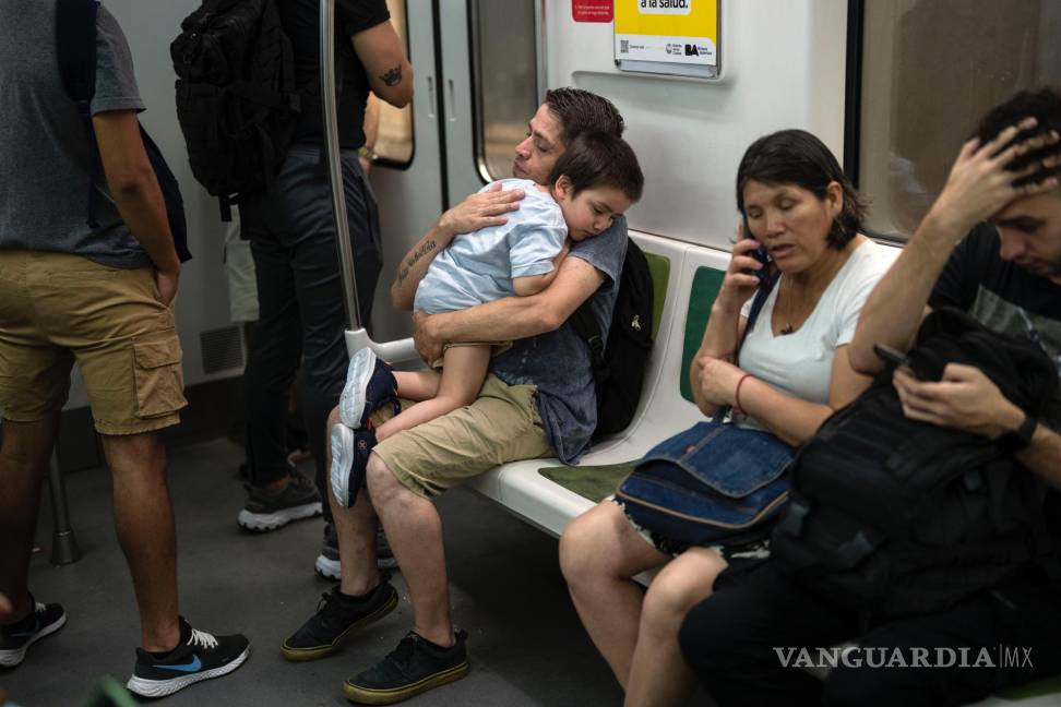 $!Varias personas en el metro de Buenos Aires, Argentina.