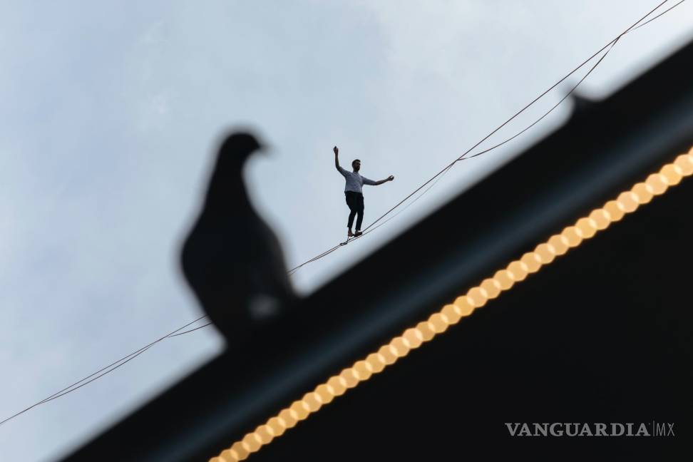 $!El acróbata francés Nathan Paulin intenta caminar por una cuerda floja desde la Torre Eiffel a través del río Sena, en París, como parte de los eventos en Francia para los Días del Patrimonio Nacional. AP/Lewis Joly