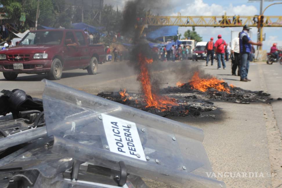 $!Enfrentamientos y bloqueos; CNTE ante llegada de más federales a Oaxaca