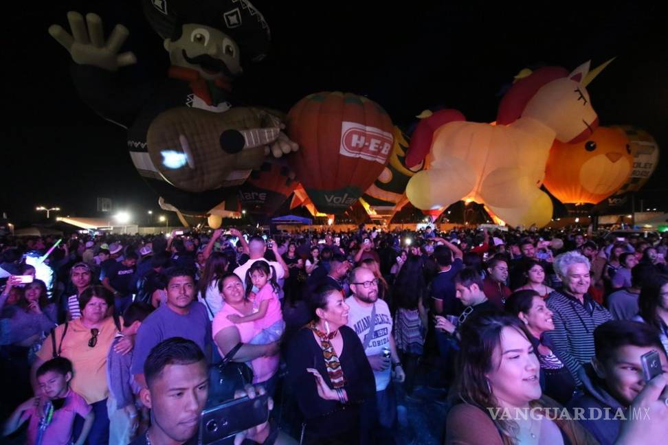$!En Saltillo en la mañana del domingo al menos 15 globos aerostáticos lograron surcar los cielos en el Globo Fest