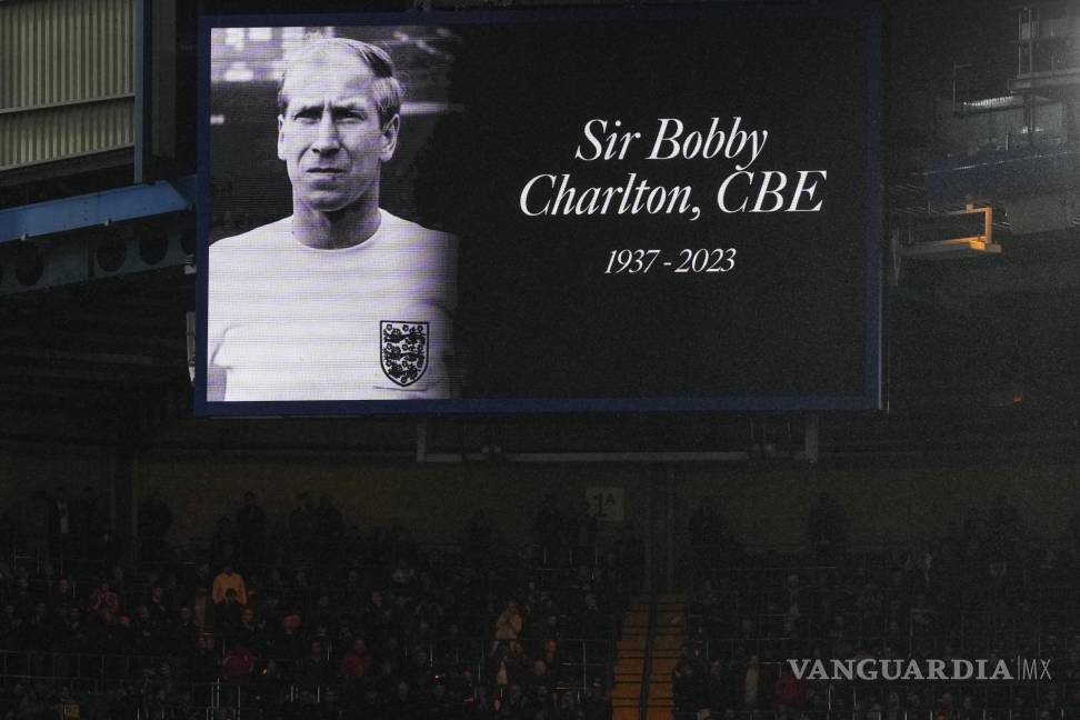 $!En varios partidos de la Premier League le hicieron un homenaje en silencio a Charlton.