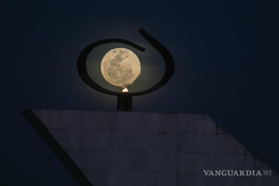 $!Fotografía de la superluna del ciervo a través del Panteón de la Patria y la Libertad, hoy en Brasilia (Brasil).
