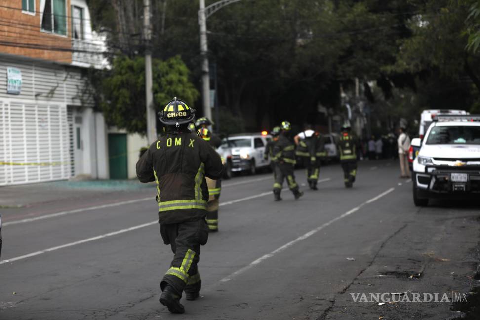 $!Bomberos acuden a la zona donde ocurrió una explosión por fuga de gas en un edificio de Ciudad de México (México). EFE/ Sáshenka Gutiérrez