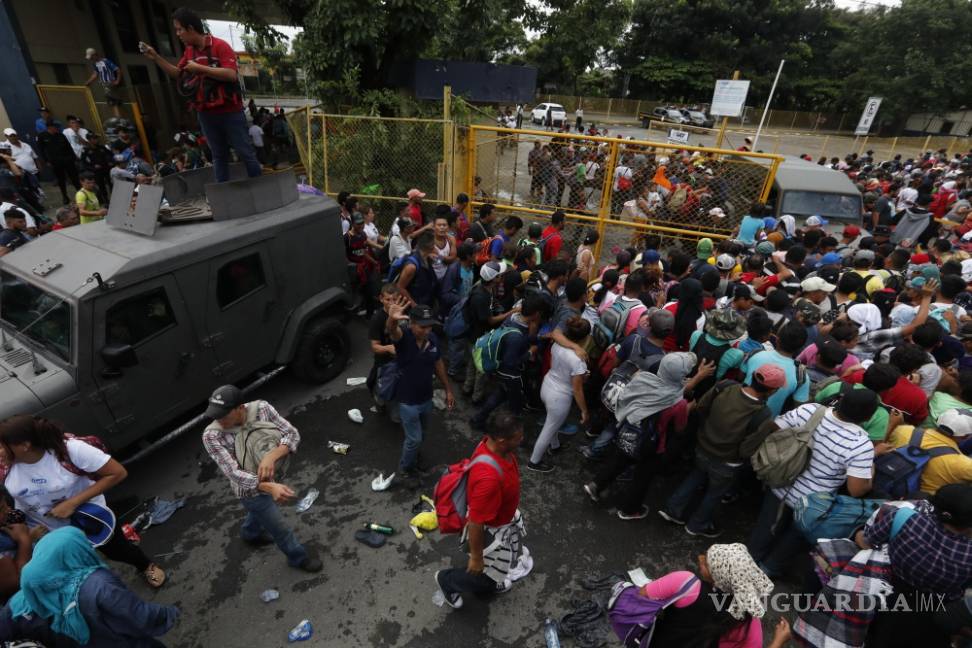 $!Caos y heridos, caravana migrante rompe cerco y cruza frontera con México (Fotogalería)