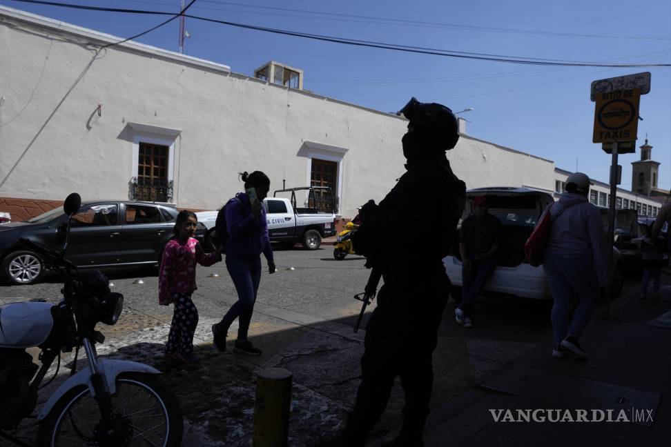 $!Un policia municipal hace guardia en Maravatío, Michoacán. Dos aspirantes a alcalde de esta ciudad fueron asesinados a tiros.