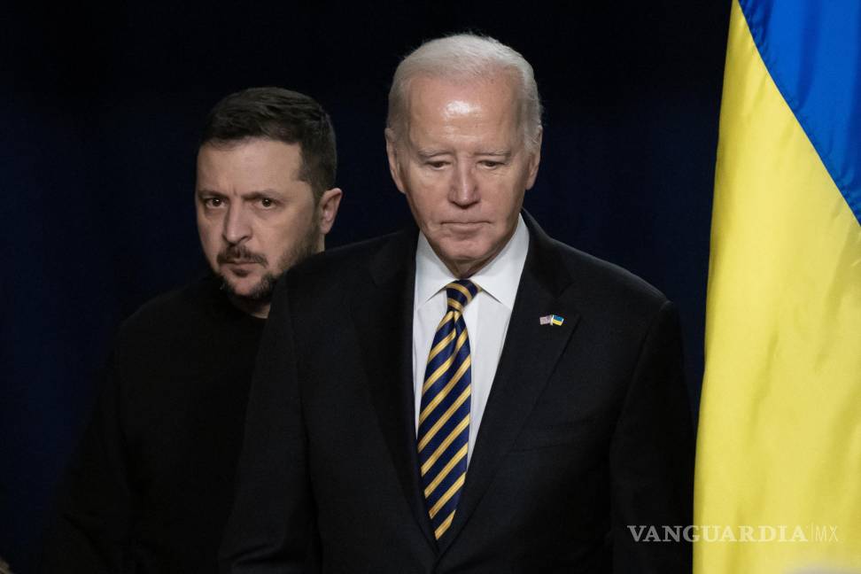 $!El presidente estadounidense, Joe Biden (d), y el presidente ucraniano, Volodímir Zelenski (i), llegan para celebrar una conferencia de prensa conjunta.