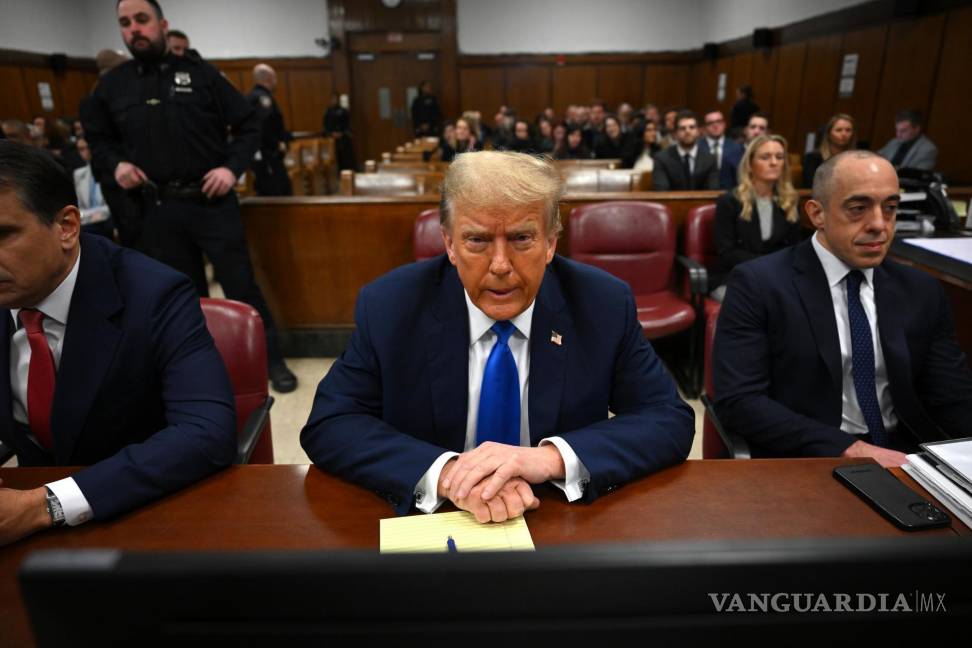 $!Donald Trump espera el inicio del procedimiento en el Tribunal Penal de Manhattan en Nueva York, Nueva York.