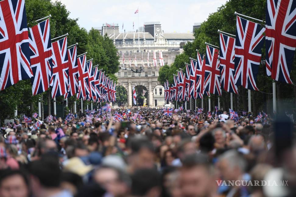 $!Los fanáticos reales se reúnen en The Mall durante las celebraciones del Jubileo de Platino de la Reina Isabel II en Londres, Gran Bretaña.
