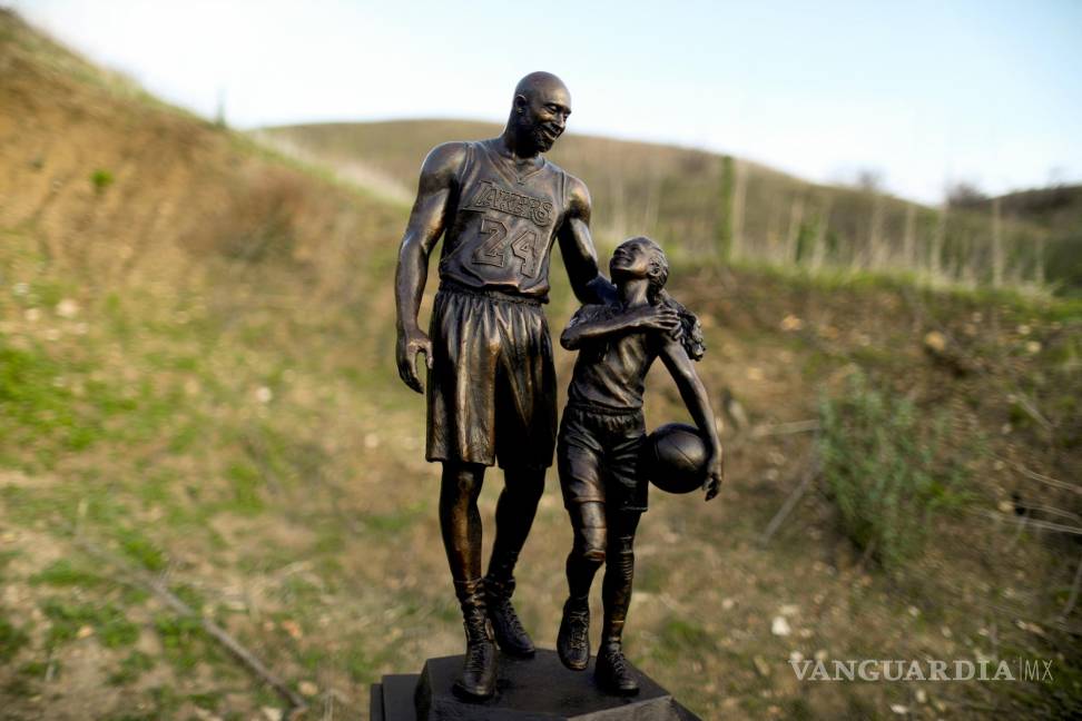 $!La escultura pesa más de 75 kilos y está hecha en bronce, sin embargo, es parte de una exhibición temporal.