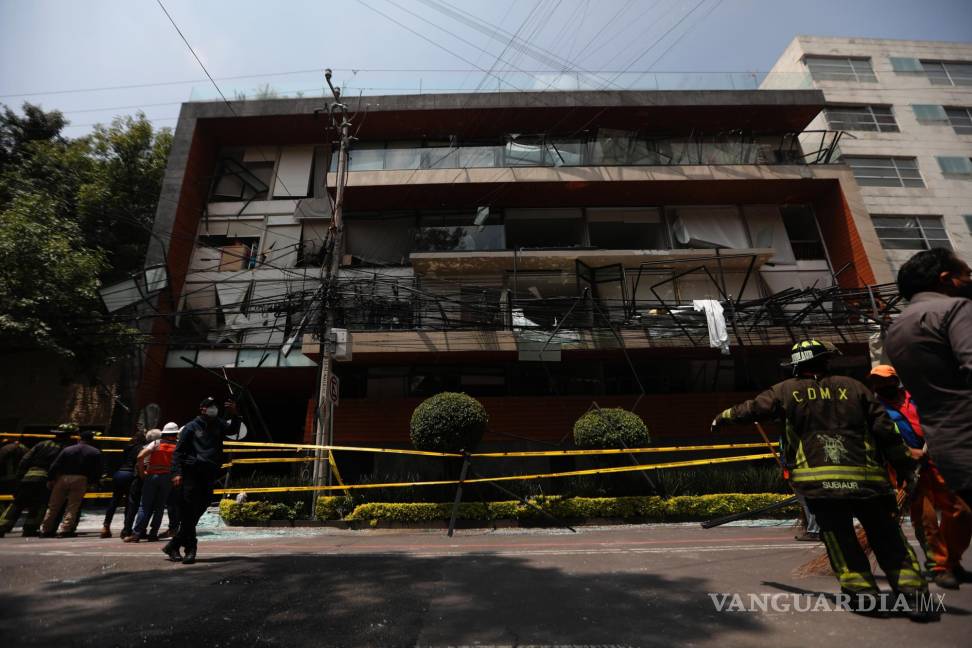 $!Fotografía que muestra los daños causados por una explosión por fuga de gas en un edificio de Ciudad de México (México). EFE/Sáshenka Gutiérrez