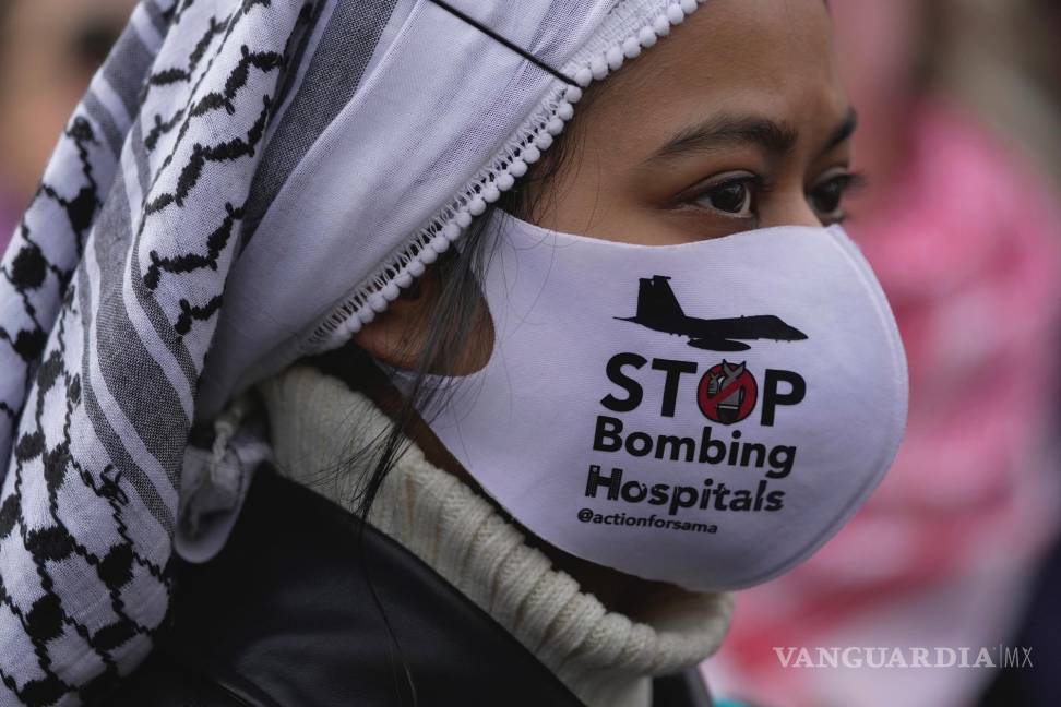 $!Una activista participa en una manifestación en un día de ira y dolor colectivo por las mujeres de Palestina durante el Día Internacional de la Mujer en Londres.