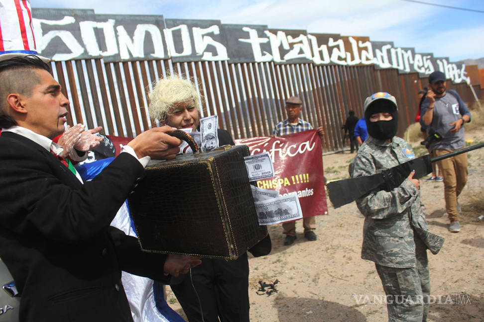 $!‘Fuck Donald Trump y su pinche muro’, pintan en frontera de Ciudad Juárez