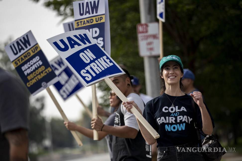 $!Miembros del sindicato UAW (United Auto Workers) se manifiestan en la entrada de una instalación de General Motors en Rancho Cucamonga, California.