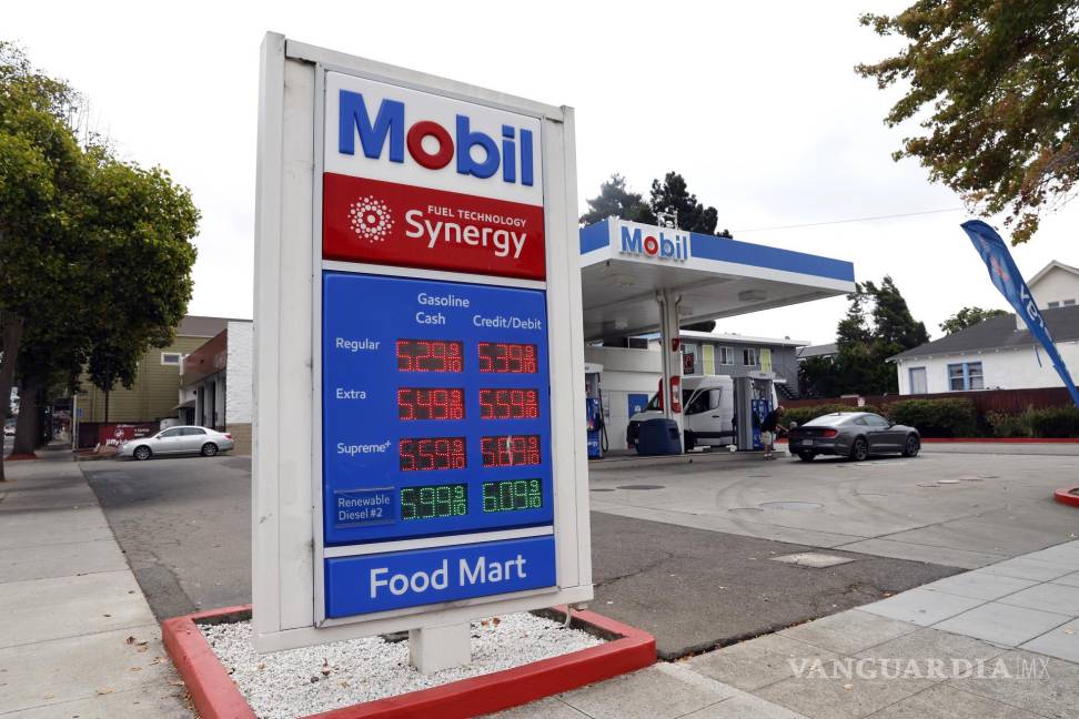 $!Un indicador del precio del combustible Mobil frente a una gasolinera Mobil en Berkeley, California.