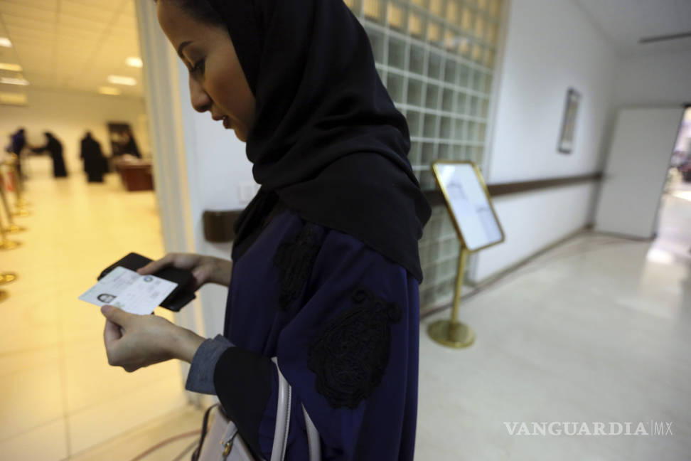 $!Mujeres participan por primera vez en elecciones en Arabia Saudí