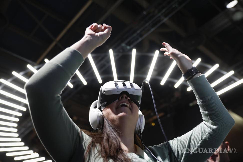 $!Un asistente usa gafas de realidad virtual para experimentar una plataforma de metaverso ‘hiperrealista’ durante el CES 2024 en Las Vegas, Nevada.