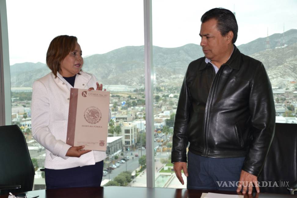 $!Alcalde de Torreón entrega terreno a sindicato del Ayuntamiento