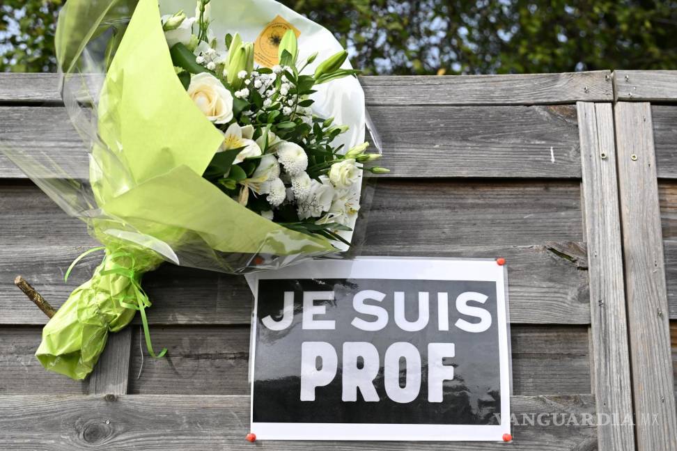 $!Flores junto a un cartel que dice “Soy profesor” en homenaje a Samuel Paty, el profesor de historia y geografía que fue decapitado el 16 de octubre de 2020.