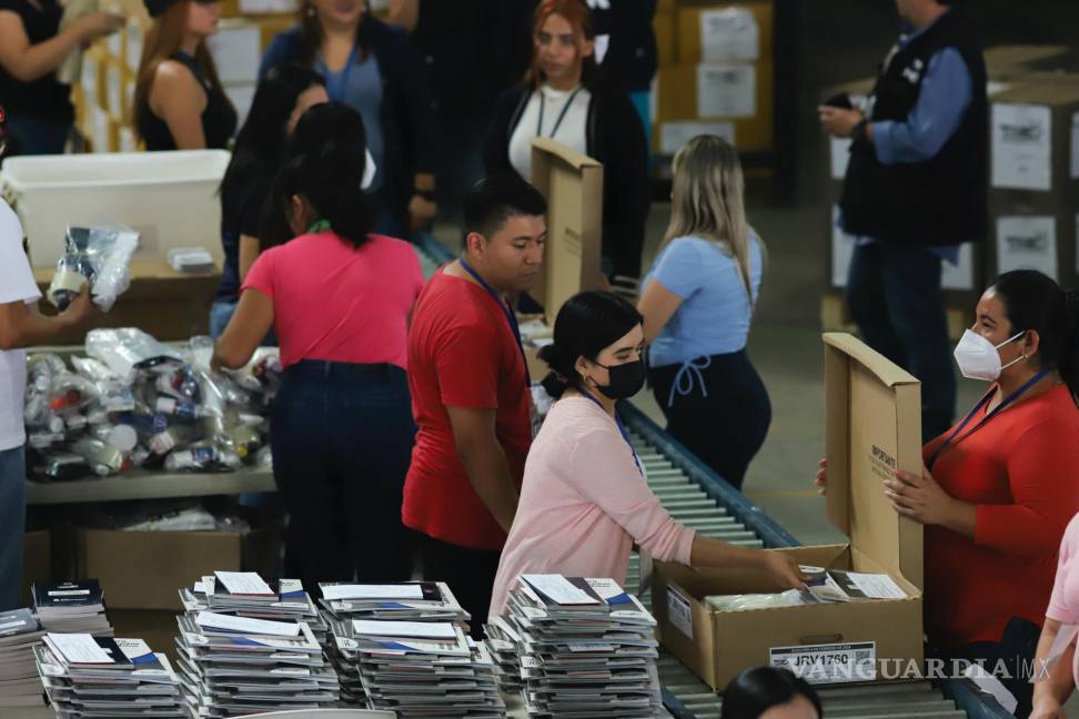 $!Trabajadores electorales llenan cajas con suministros electorales en San Salvador, El Salvador. El Salvador celebrará elecciones presidenciales el 4 de febrero.