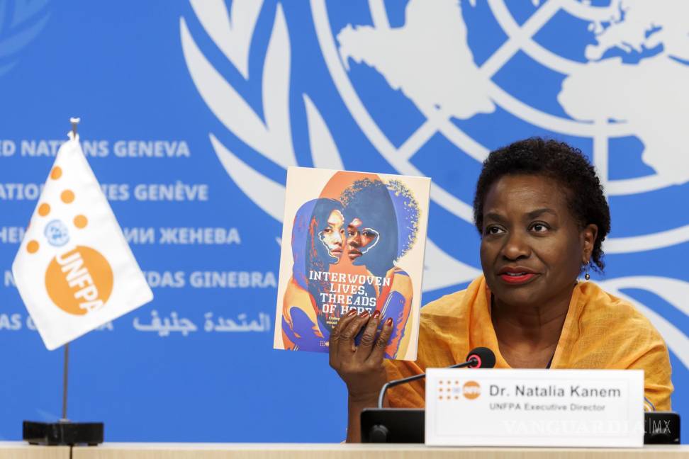 $!Natalia Kanem, directora ejecutiva del UNFPA, sostiene informe del Estado de la población mundial 2024 en una conferencia de prensa en Ginebra, Suiza.