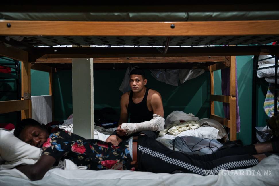 $!El migrante venezolano Erwin Gómez, quien se fracturó la muñeca al caer de una valla fronteriza, en un refugio para migrantes en El Paso, Texas.