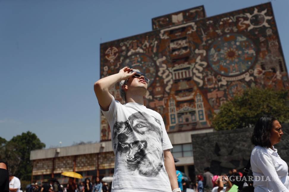 $!Personas observan el eclipse solar en Ciudad Universitaria en Ciudad de México (México).