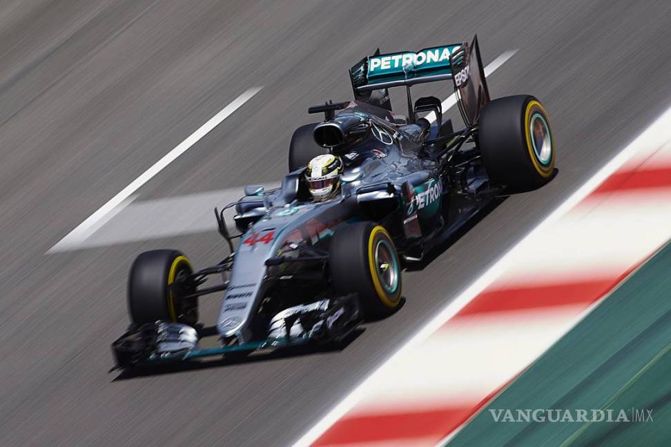 $!Hamilton le arrebata la “pole” a Rosberg en Barcelona