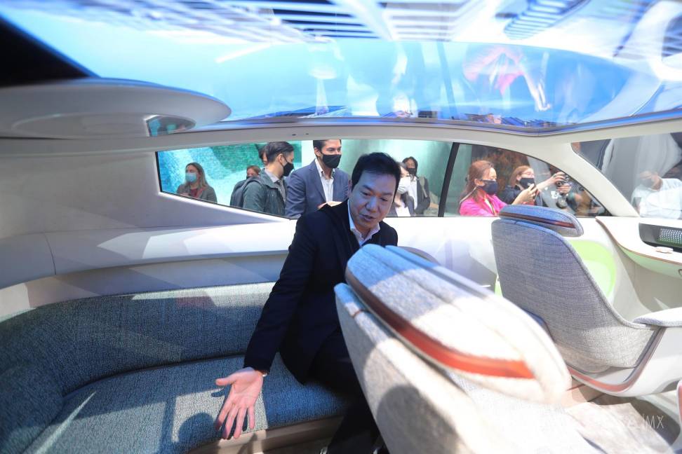 $!El diseñador jefe SangYup Lee se sienta dentro del Hyundai Seven Concept como se presenta en Automobility LA en Los Ángeles, California. EFE/EPA/David Swanson