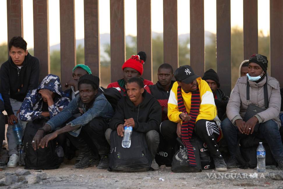 $!Los migrantes se alinean a lo largo del muro fronterizo estadounidense para ser procesados por la Patrulla Fronteriza estadounidense en Lukeville, Arizona.