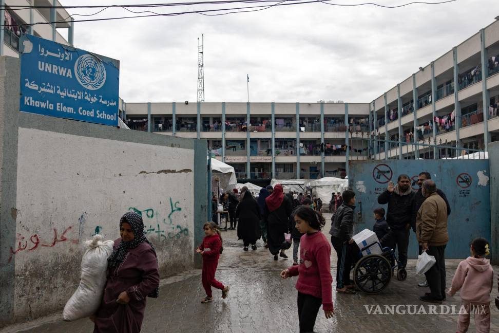 $!Palestinos desplazados fuera de la escuela de la UNRWA en Rafah, en el sur de la Franja de Gaza.