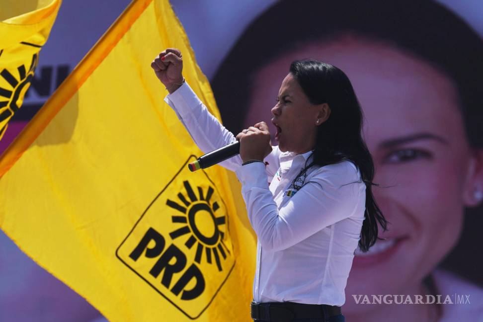 $!Alejandra del Moral, quien se postula para gobernadora del Estado de México con la coalición PRI-PAN-PRD, hace campaña en Nezahualcóyotl, México.