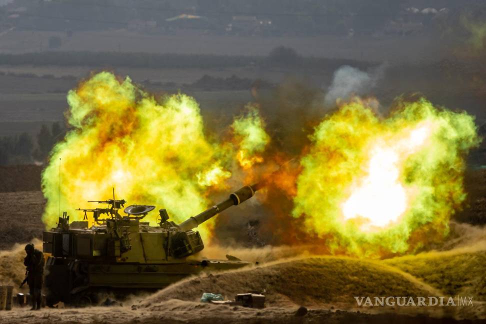$!Una unidad de artillería israelí bombardea una zona a lo largo de la frontera con Gaza, en el sur de Israel.
