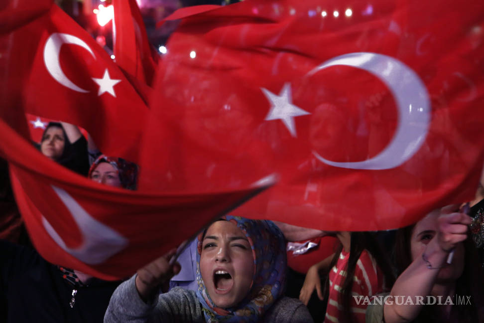 $!Turquía cierra un centenar de medios de comunicación por conexiones golpistas