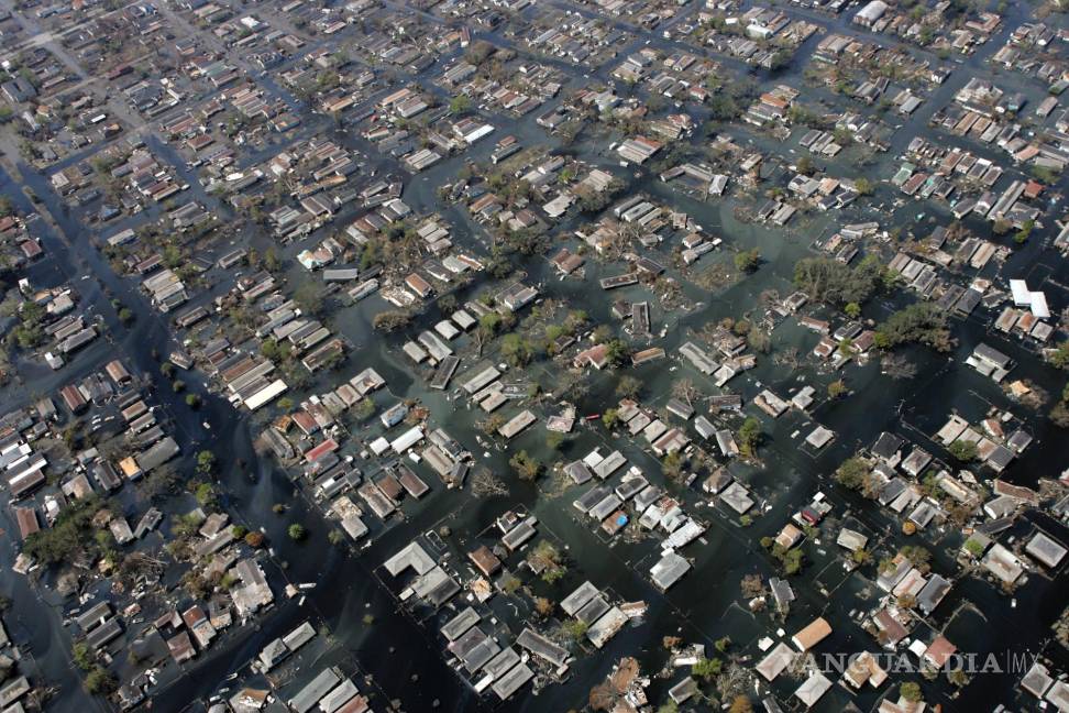 $!Las casas permanecen rodeadas por las inundaciones después del huracán Katrina, el 11 de septiembre de 2005, en Nueva Orleans.