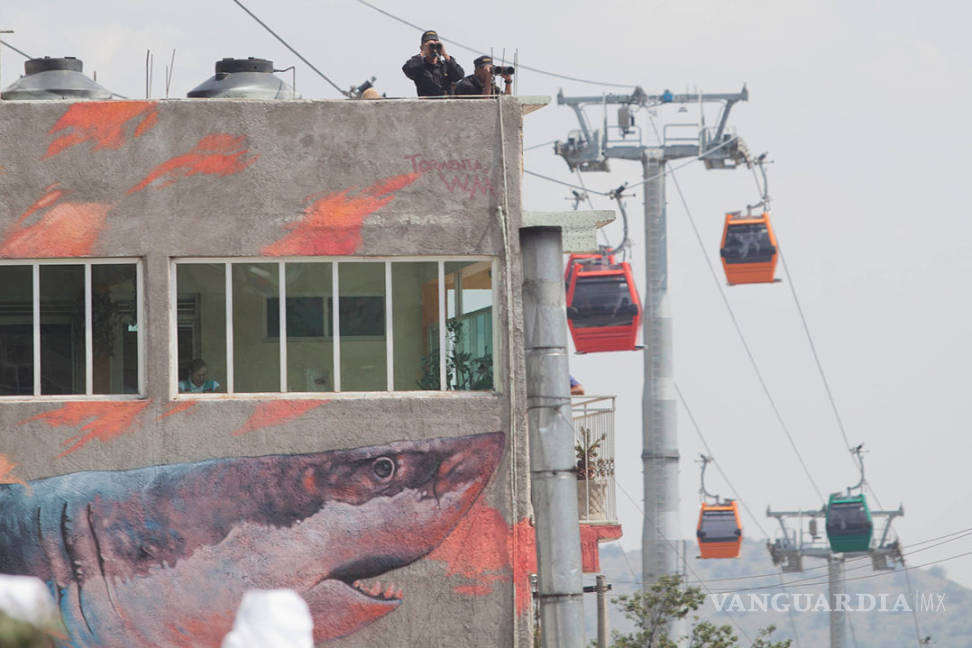 $!Peña Nieto inauguró teleférico en Ecatepec... rodeado de francotiradores (fotos)