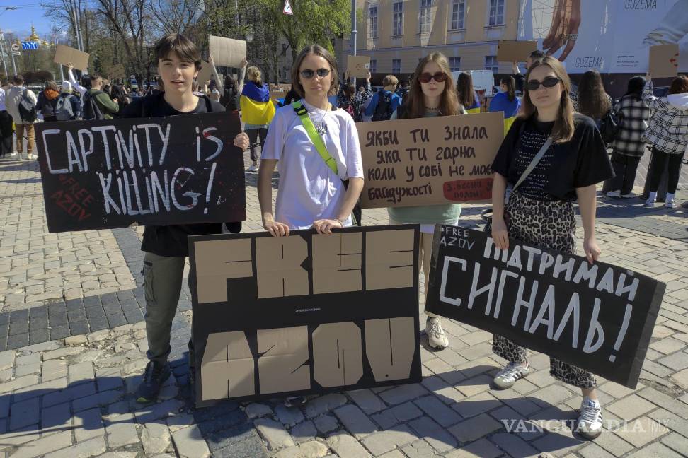 $!Oleksandra Vazianova (c), acompañada por algunos de sus amigos, en un acto de apoyo a las familias de los prisioneros de guerra ucranianos de la brigada Azov.