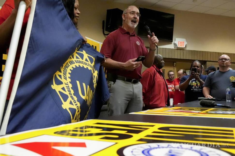 $!El presidente de la UAW, Shawn Fain, habla con los trabajadores de Volkswagen después de ganar su voto para unirse al sindicato en Chattanooga, Tennessee.