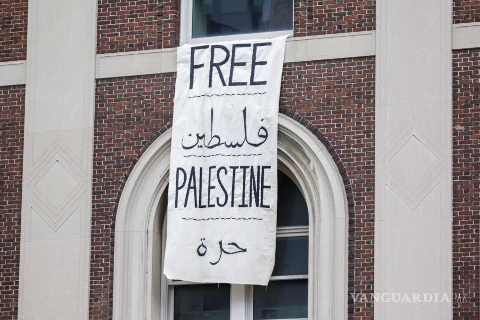 $!Un cartel de “Palestina libre” cuelga de una ventana tras la toma de Hamilton Hall por parte de estudiantes pro palestinos, en la Universidad de Columbia.