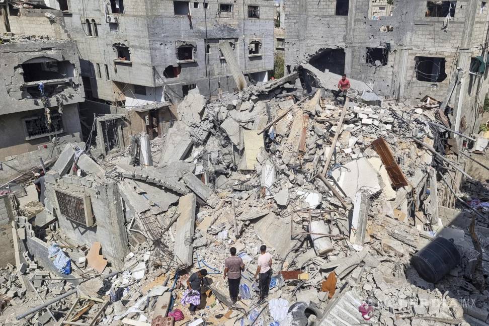 $!Los palestinos observan la destrucción tras un ataque aéreo israelí en Rafah, Franja de Gaza.