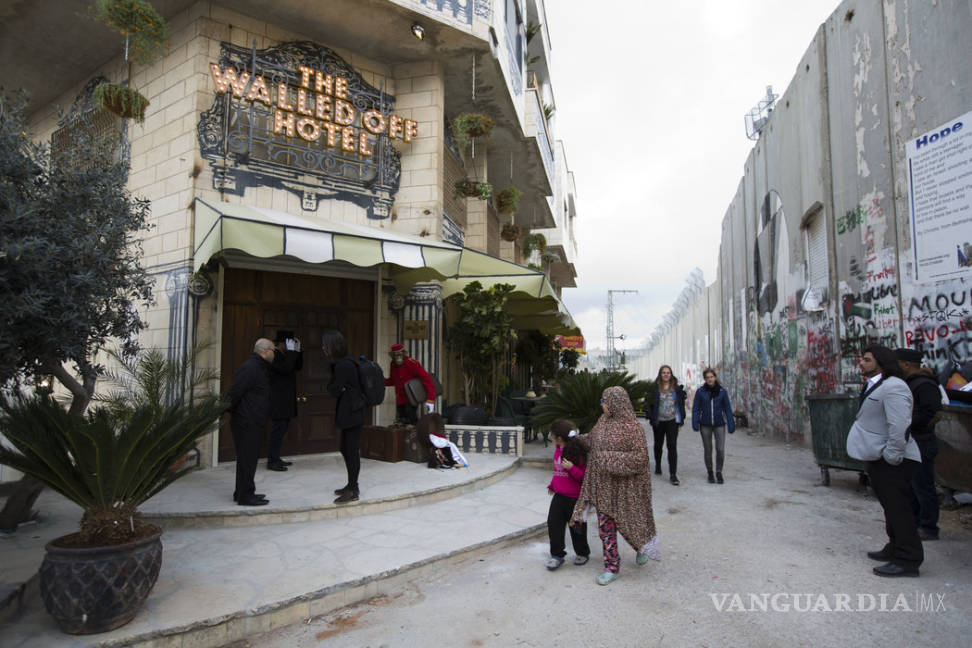 $!En Belén, el hotel con ‘la peor vista del mundo’ fue decorado por Banksy