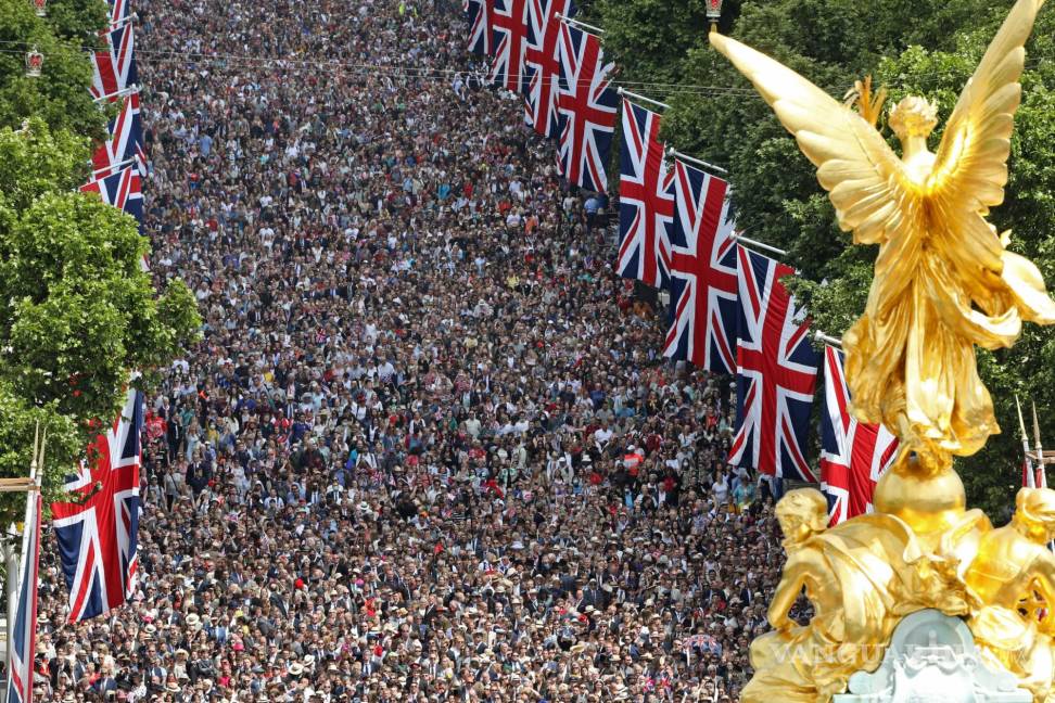 $!Vista de los espectadores en el Queen Victoria Memorial en Londres, Gran Bretaña.