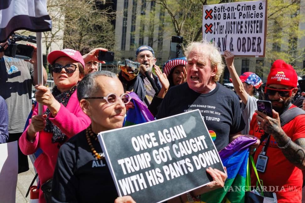 $!Partidarios del expresidente estadounidense Donald Trump chocan con una contraprotesta frente al Tribunal Penal de Nueva York.