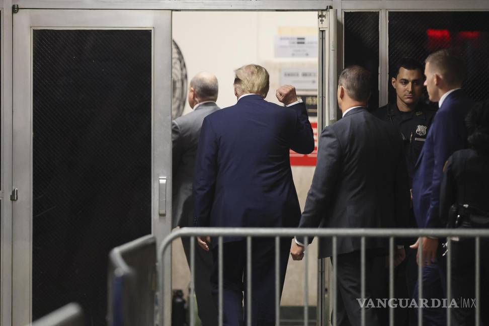 $!Donald Trump hace gestos mientras camina durante un receso en su juicio en el Tribunal Penal de Manhattan en la ciudad de Nueva York.