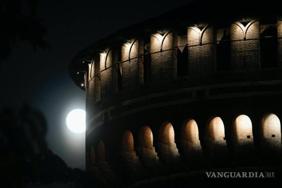$!La luna llena, vista a un costado del Castillo Sforzesco, en Milán, Italia, el 13 de julio de 2022. A esta luna se le llama Luna de Ciervo o superluna.