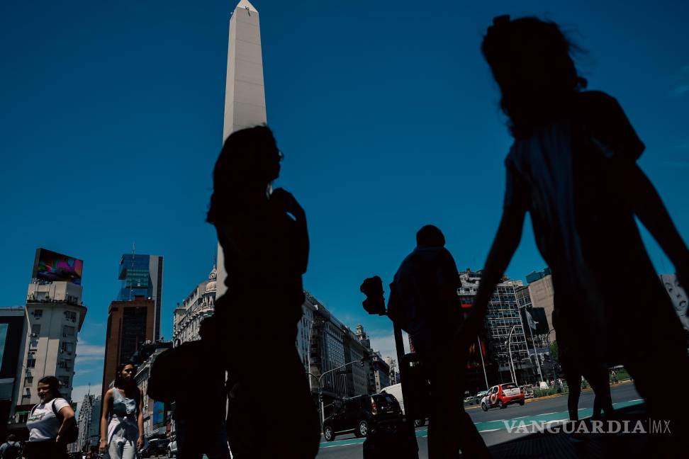$!Personas caminan por una calle en Buenos Aires. Argentina entra en veda electoral con vistas al balotaje del domingo 19 de noviembre.