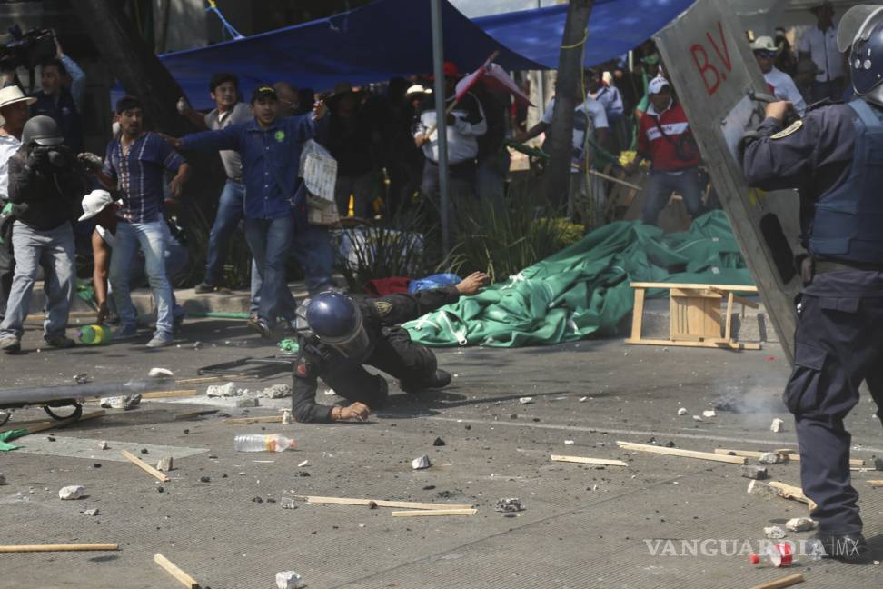 $!Campesinos y granaderos se enfrentan durante protesta por gasolinazo en CDMX