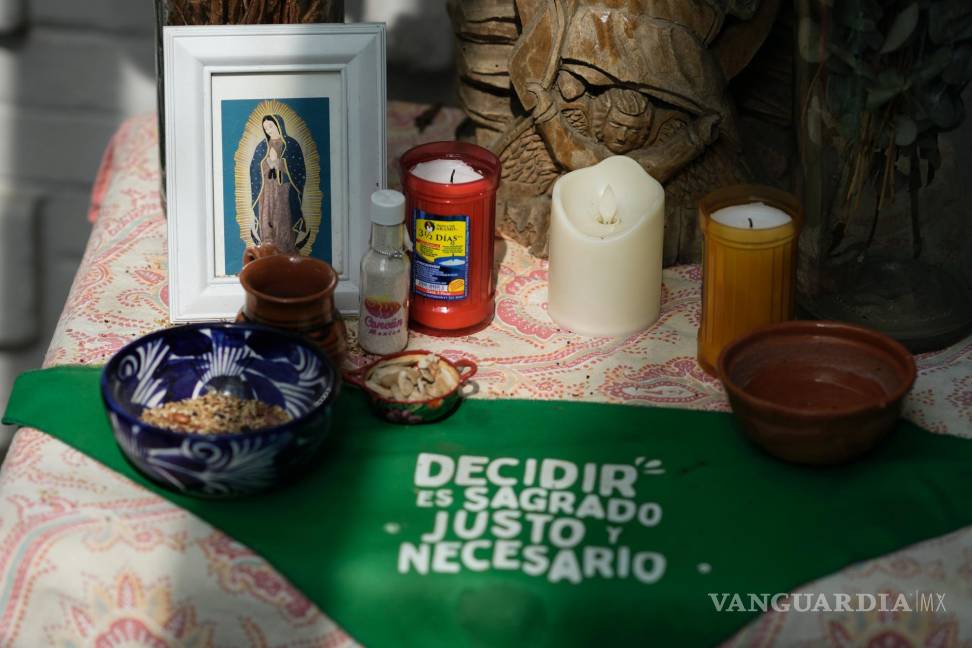 $!Un pañuelo con el mensaje Decidir es sagrado, justo y necesario en un altar a Nuestra Señora de Guadalupe, en la oficina de Católicos por el Derecho a Decidir.