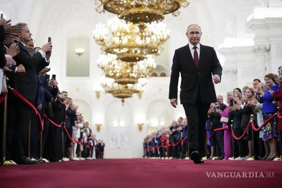 $!Vladimir Putin camina para prestar juramento como presidente ruso durante la ceremonia de inauguración en el Gran Palacio del Kremlin en Moscú, Rusia