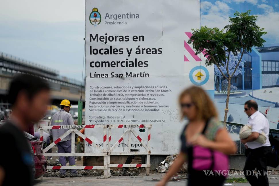 $!Un cartel anuncia proyectos del gobierno en la estación de tren de Retiro en Buenos Aires, Argentina.